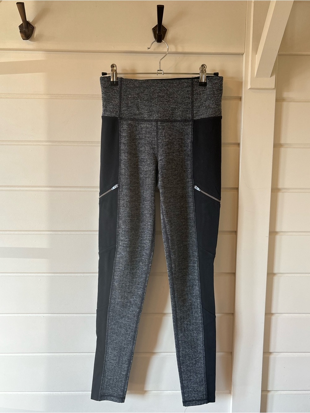 Athleta Womens XS Gray and Black High-Waist Panel Leggings